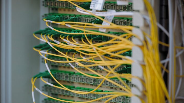 Netjes georganiseerde netwerkkabels in een serverrack